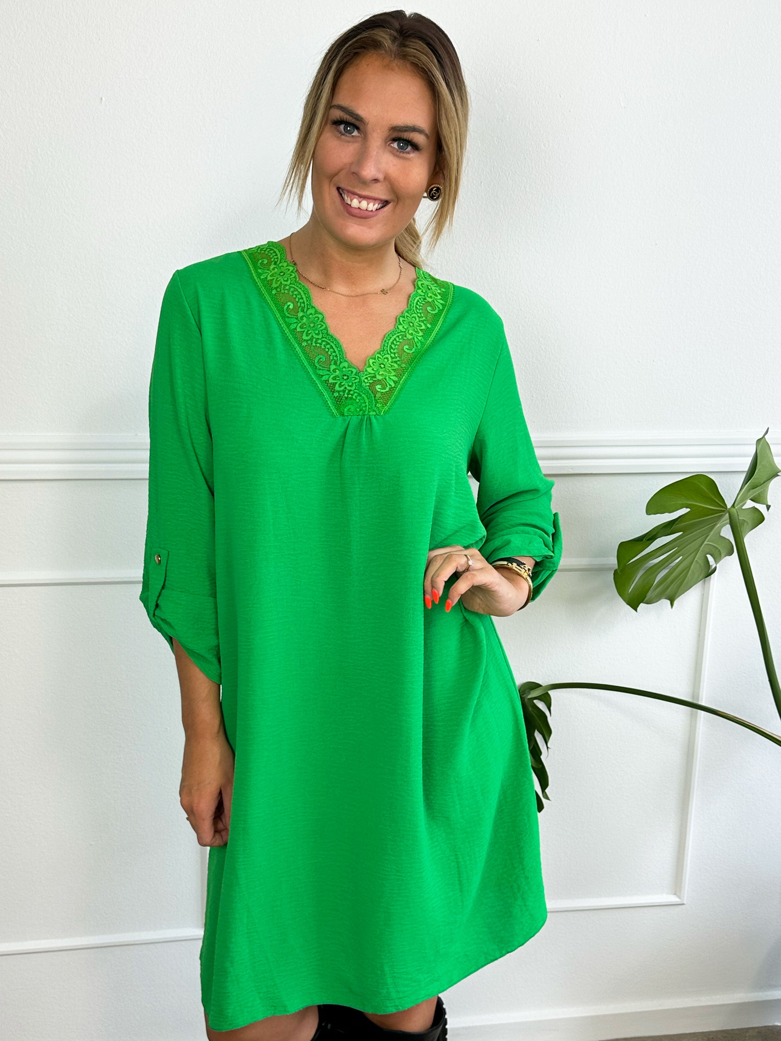 Elly Long - Simpel kjole med blondekant